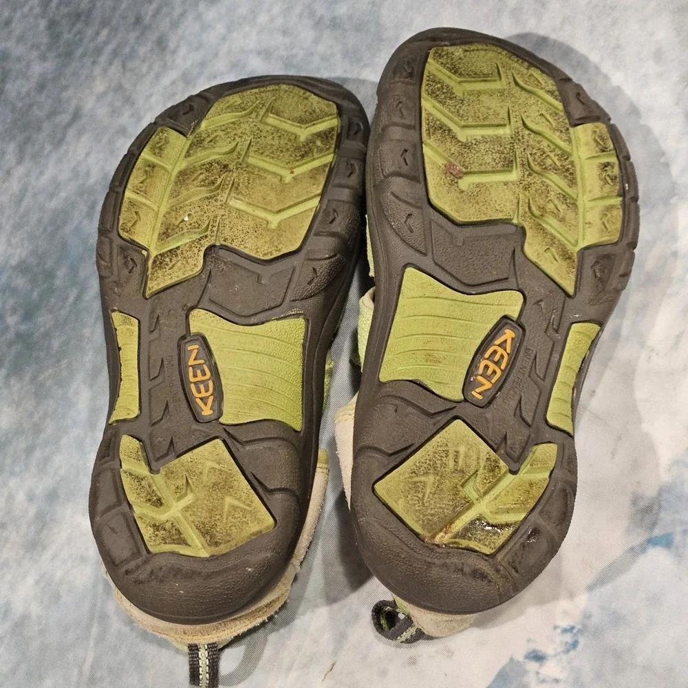 KEEN‎ Kids Size 3 Waterproof Sport Sandals Closed Toe Hiking Trail Shoes Green